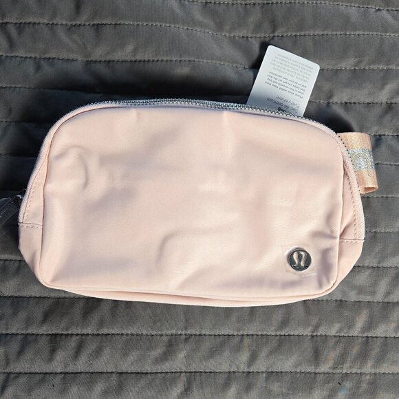 NWT Lululemon Everywhere Beltbag 1L *Wordmark - Pink Mist/Silver/White Opal - Picture 3 of 7